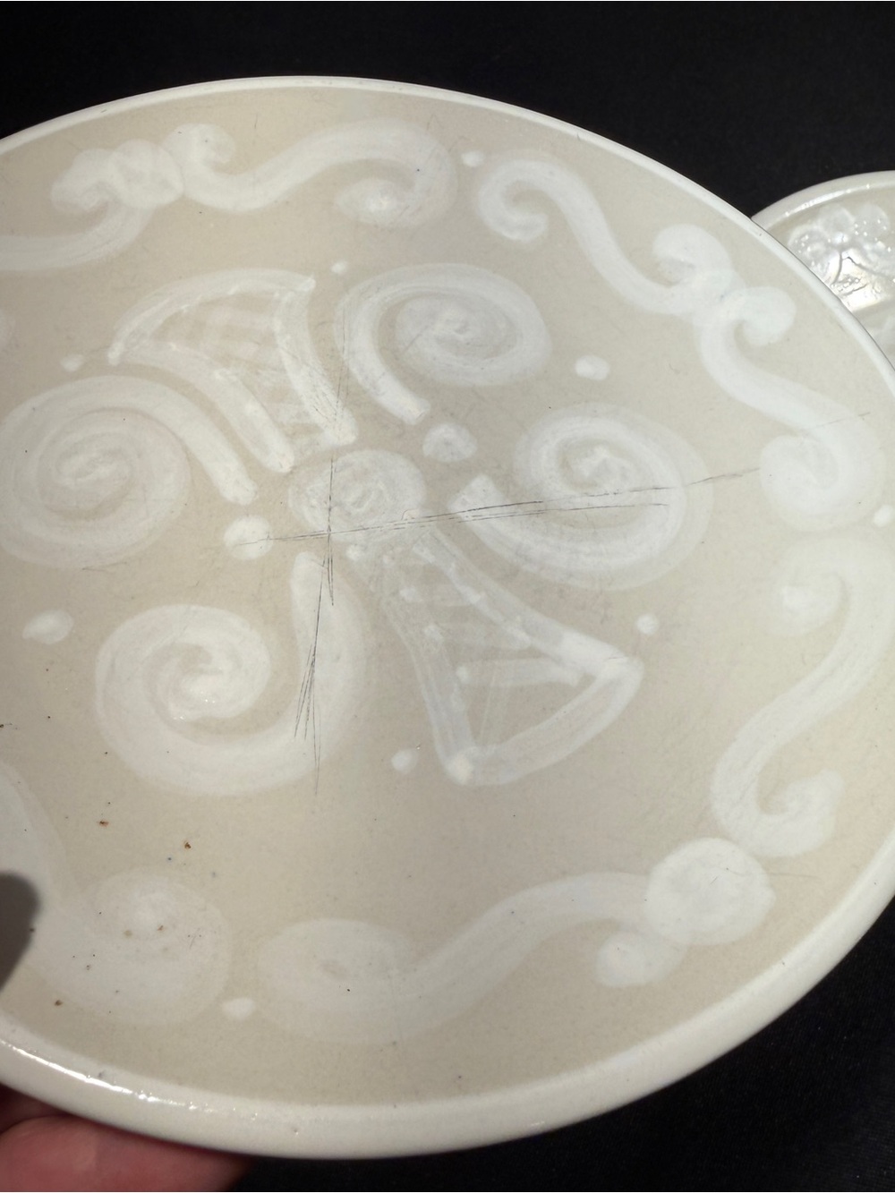 Authentic M.A. Hadley Rare White-on-White Slip Trailing Stoneware 8 inch Plates - Picture 5 of 6